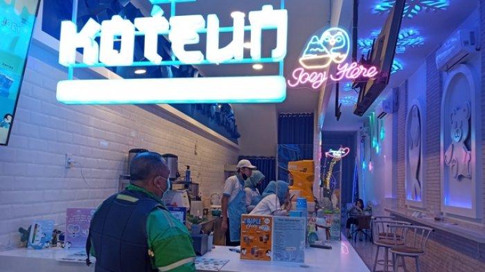 Ojol saat menunggu orderan makanan di Koteun Ice, Senin (15/3/2021).
