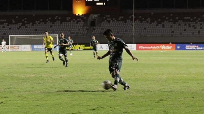 Pemain sayap PSMS Medan Ghozali Siregar menggiring bola dalam pertandingan melawan KS Tiga Naga di Stadion Glora Jakabaring, Palembang, Kamis (7/10/2021).