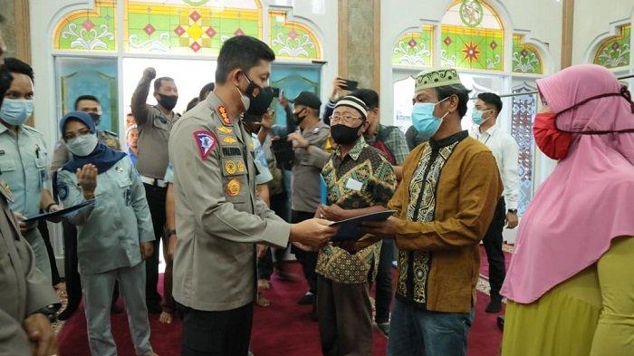 Penyerahan Santunan Jasa Raharja sebesar 50 juta di wakili oleh Dirlantas Polda Sumut Kombespol Valentino Alfa Tatareda kepada salah satu ahli waris laka lantas