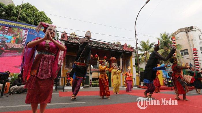 Kelompok kesenian menampilkan tarian multi etnis saat lauching Kesawan City Walk di depan Tjong A Fie Mansion, Medan, Sumatera Utara, Minggu (28/3/2021).TRIBUN MEDAN/RISKI CAHYADI