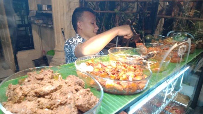 LONTONG Malam Insomnia yang berlokasi di Komplek Vila Setia Budi Abadi II, Jalan Abadi, Kecamatan Medan Sunggal, Kota Medan, Sumatera Utara.