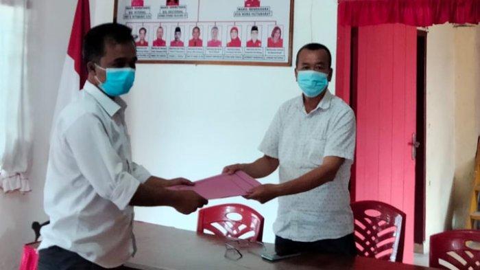 Mantan Ketua KPU Siantar, Mangasi Purba menyerahkan permohonan diri ke DPC PDI-Perjuangan untuk menjadi Wakil Wali Kota Pematangsiantar, Kamis (1/4/2021).