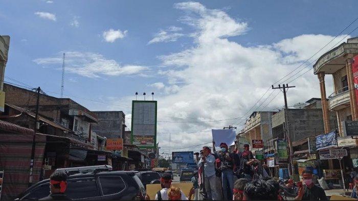 AKSI SOLIDARITAS - Aksi solidaritas sejumlah wartawan di Toba untuk menyerukan belasungkawa bagi keluarga korban, seorang wartawan di Simalungun. (Tribun-medan.com/Maurits)