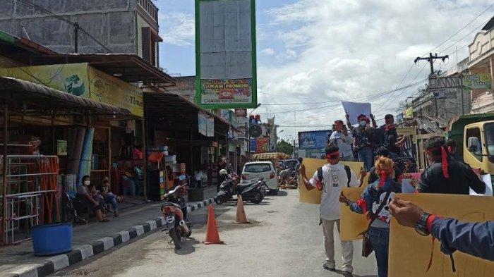 AKSI SOLIDARITAS - Aksi solidaritas sejumlah wartawan di Toba untuk menyerukan belasungkawa bagi keluarga korban, seorang wartawan di Simalungun. (Tribun-medan.com/Maurits)