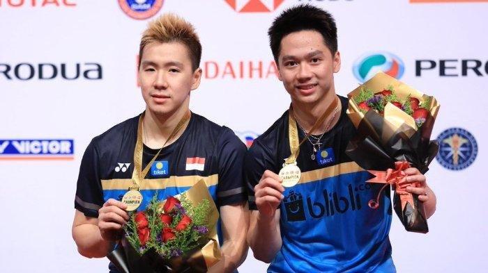 Marcus Fernaldi Gideon/Kevin Sanjaya Sukamuljo setelah sukses memenangi partai final Malaysia Masters 2019 yang digelar Minggu (20/1/2019). (Twitter @INABadminton)