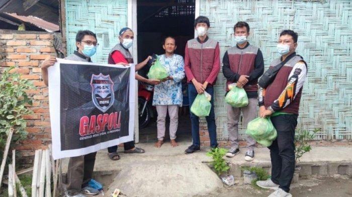 Medan Max Owners dalam Kegiatan Bakti Sosial dengan program Generasi Peduli Sosial & Lingkungan (Gaspoll) yang dilangsungkan selama 2 hari pada Sabtu (1/5/2021) dan Minggu (2/5/2021). (Tribun-medan.com/ Angel Aginta Sembiring)