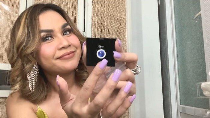 Melaney Ricardo menunjukkan suvenir pernikahan Atta Halilintar dan Aurel Hermansyah.