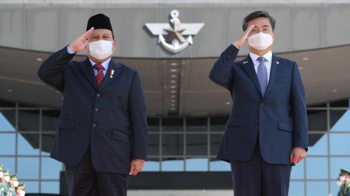Menhan Korea Suh Wook (kanan) dan Menhan Indonesia Prabowo Subianto memeriksa pasukan penjaga kehormatan dalam pertemuan di Kementerian Pertahanan di Seoul, Kamis 8 April 2021.