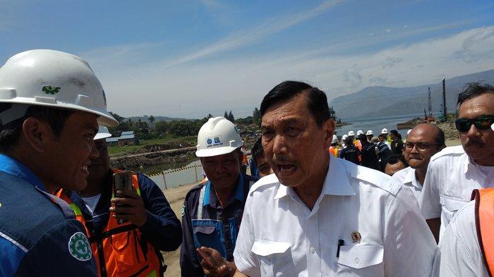 Menko Maritim Luhut Binsar Panjaitan di sela-sela kegiatan mendampingi Presiden Jokowi meninjau Tanoh Ponggol di Kabupaten Samosir, Rabu (31/7/2019).