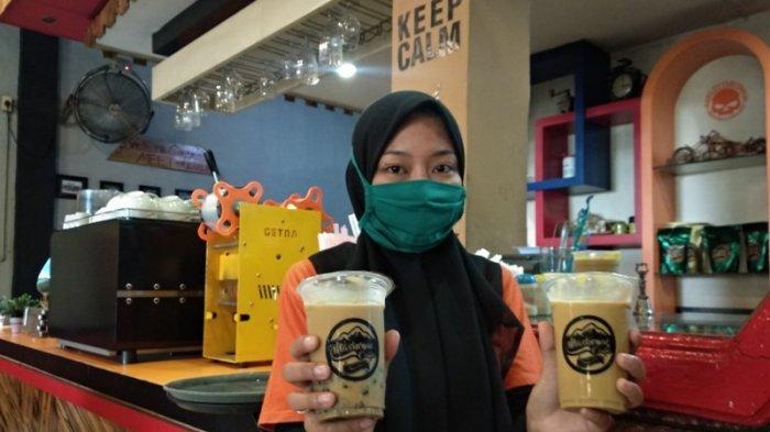 SALAH satu menu yang dihadirkan Masbrow Cafe.