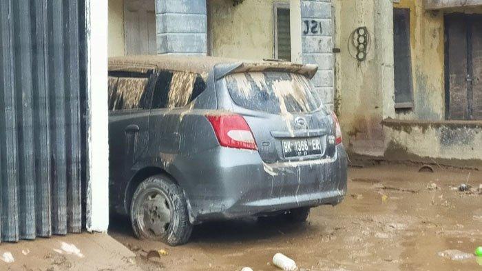 Mobil terendam banjir di Medan, Jumat (4/12/2020)