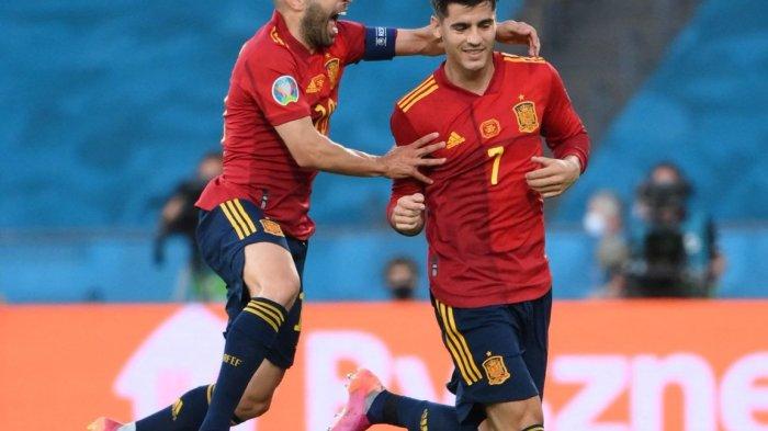 Penyerang Spanyol Morata (kanan) bersama Jordi Alba
