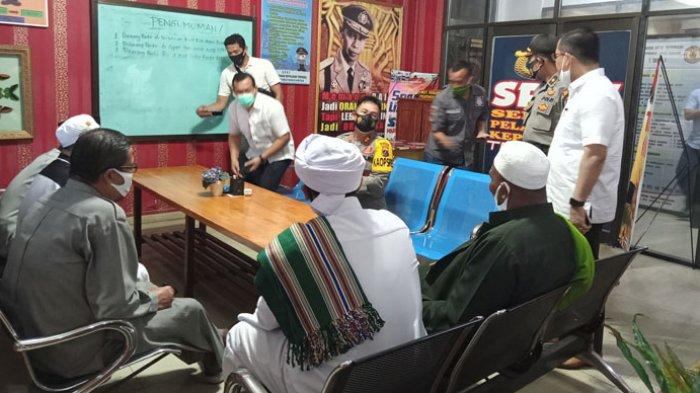 Kapolres Pematangsiantar menerima kunjungan MUI dan sejumlah santri dari Kecamatan Dolok Batu Nanggar, Kabupaten Simalungun, Rabu (23/9/2020) lalu. Kedatangan ini terkait kasus pemandian jenazah wanita oleh empat pria petugas forensik RSUD Djasamen Saragih Pematangsiantar.