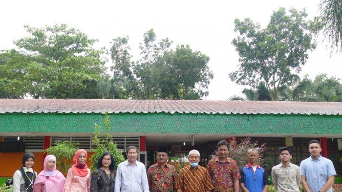 Foto bersama Tim Pengabdian Masyarakat Universitas Sumatera Utara yang diketuai oleh Dr. Erna Budhiarti Nababan, M.IT, Bersama anggota timnya Prof. Dr. Opim Salim Sitompul, M.Sc, Dedy Arisandi, ST, M.Kom, Seniman, S.Kom, M.Kom bersama tiga orang mahasiswa dan sivitas akademika SMP Negeri 1 Binjai Kwala Begumit.