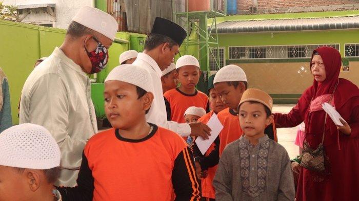 Rektor UISU Dr. H. Yanhar Jamaluddin, MAP menyerahkan bantuan kepada anak yatim di Rumah Singgah Islamiyah Kelurahan Sari Rejo Kecamatan Medan Polonia kemarin (11/1)