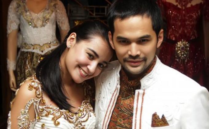Pasangan selebritis Shireen Sungkar dan Tengku Wisnu saat melakukan fitting baju pernikahannya di Butik Devina, Tebet, Jakarta Selatan, Senin (4/11/2013). Shireen mengaku harus melakukan perubahan ukuran hingga 80 persen dikarenakan tubuhnya lebih kurus sementara calon suaminya, Teuku Wisnu kegemukan.