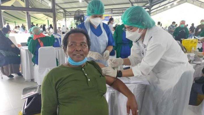 FOTO di akun Facebook seorang dosen Fakultas Ilmu Budaya USU bernama Wara Sinuhaji yang divaksin pada Pekan Vaksinasi Covid-19, Kamis (12/2/2021).
