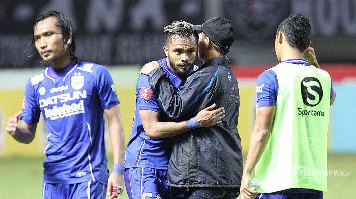 Pemain Persib Bandung Zulham Zamrun (kedua kiri) memeluk pelatih Persib Bandung, Djajang Nurjaman (kedua kanan) PS Barito Putera pada laga Indonesian Soccer Championship di Stadion Pakansari Bogor, Cibinong, Sabtu (13/8/2016) dalam pertandingan tersebut Persib berhasil mengalahkan Barito Putera dengan skor 2-0. Super Ball/Feri Setiawan