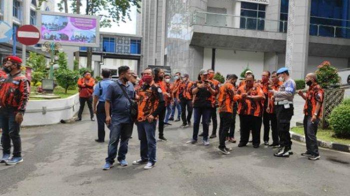 Massa MPW PP Sumut yang dipimpin Sekretaris MPW PP Sumut, Ali M Mahdi saat menyambangi DPRD Sumut, Senin (29/11/2021).