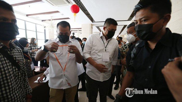 Pasangan Wali Kota-Wakil Wali Kota Medan terpilih Bobby Nasution (kanan) dan Aulia Rahman (kiri) bersiap untuk mengikuti Rapat Pleno Terbuka yang diselenggarakan Komisi Pemilihan Umum (KPU) Kota Medan, di Medan, Sumatera Utara, Kamis (18/2/2021).TRIBUN MEDAN/RISKI CAHYADI
