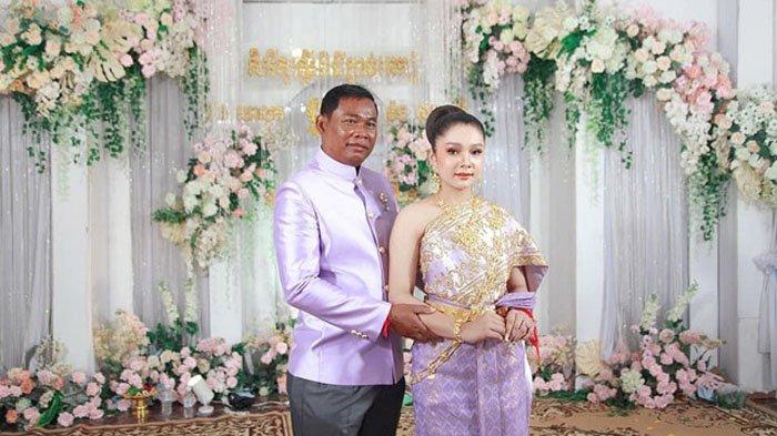 Potret pengantin Bun Salout dan Sharu yang terpaut usia 33 tahun
