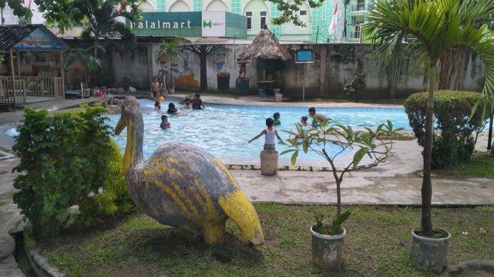 Pengunjung berenang di Kolam Renang Deli