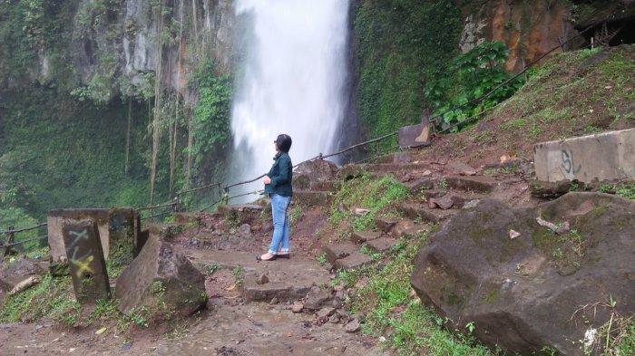 Pengunjung menikmati keindahan alam di Sikulikap, Desa Doulo, Kecamatan Berastagi, Kabupaten Karo, Sumatera Utara.