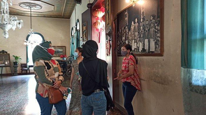 Pengunjung Museum Tjong A Fie saat berswafoto di halaman tengah rumah Tjong A Fie, Jalan Kesawan Medan, Jumat (30/10/2020). Selama libur panjang, pengunjung Museum Tjong A Fie mengalami peningkatan.