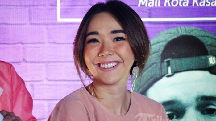 Penyanyi Gisella Anastasia berpose pada konferensi pers konser Lukas Graham di Hotel DoubleTree by Hilton, Jakarta Pusat, Rabu (11/9/2019). Gisel ditunjuk promotor untuk menjadi penyanyi pembuka saat grup band asal Denmark tersebut menggelar konser pertamanya di Indonesia pada 1 Oktober mendatang di The Kasablanka Hall, Jakarta.
