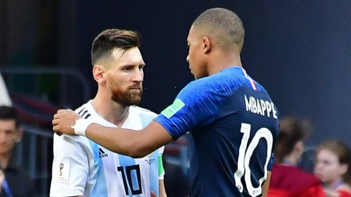 Penyerang Prancis, Kylian Mbappe, bersalaman dengan Lionel Messi (Argentina) setelah pertandingan kedua tim di babak 16 besar Piala Dunia 2018, 30 Juni 2018 di Kazan Arena
