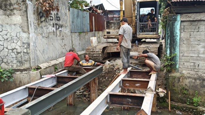 PERBAIKAN jembatan yang menghubungkan dua kelurahan di Jalan Swadaya, Kelurahan Harjosari II Medan Amplas dan Kelurahan Kedai Durian Medan Johor, Rabu (23/12/2020).