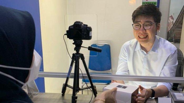 Peringati Hari Dharma Karya Dhika ke-76 Tahun 2021, Kantor Imigrasi Kelas I Khusus TPI Medan melaksanakan pelayanan publik khusus kepada pemohon layanan keimigrasian di Kota Medan dan sekitarnya khususnya pemohon paspor baru atau penggantian paspor, Senin (25/10/2021).