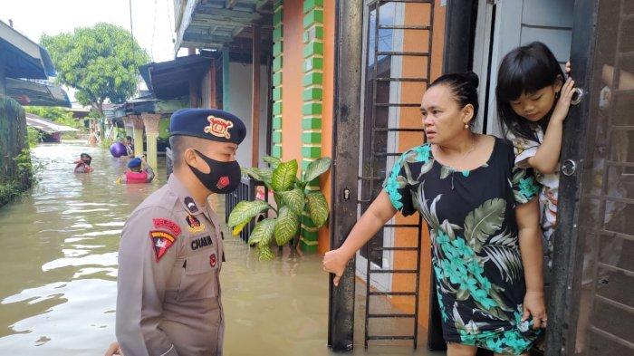 Sungai Bangkatan Meluap Rendam Ratusan Rumah Di Binjai personel brimob polda sumut turun membantu evakuasi warga rabu 3092020 - Sungai Bangkatan Meluap Rendam Ratusan Rumah Di Binjai