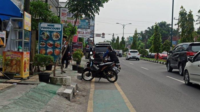 SEPEDA motor dan mobil menggunakan jalur sepeda sebagai lahan parkir di Jalan Setia Budi, Kecamatan Medan Sunggal, Kamis (22/10/2020).