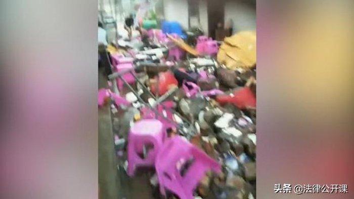 Peristiwa nahas terjadi di sebuah pesta pernikahan. Di mana dinding rumah roboh dan menewaskan 9 orang.