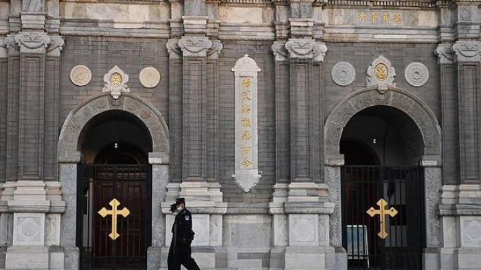Polisi China berpatroli melewati gereja Katolik di Bejing
