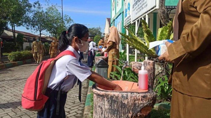 PPDB SMP Medan - Siswi SMP Negeri 1 Medan saat mengikuti simulasi atau uji coba tatap muka pada Senin (21/6/2021). (Tribun-medan.com/Rechtin Ritonga)