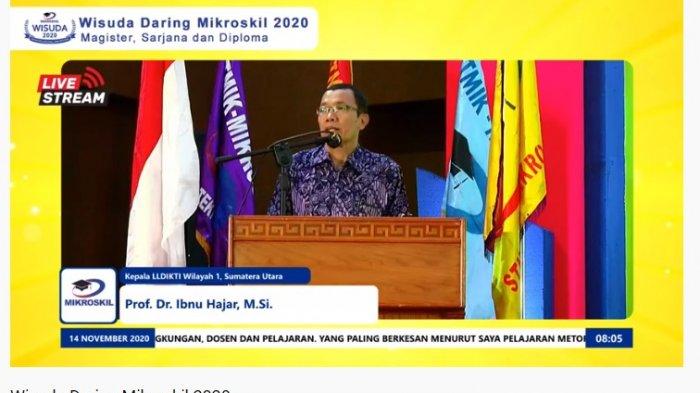 Prof. Dr. Ibnu Hajar, M.Si. sebagai Kepala Lembaga Layanan Pendidikan Tinggi Wilayah I Sumatera Utara turut hadir memberikan selamat dan arahan kepada para wisudawan