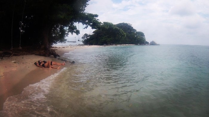 Pengunjung tampak berjemur menikmati suasana di Pulau Berhala