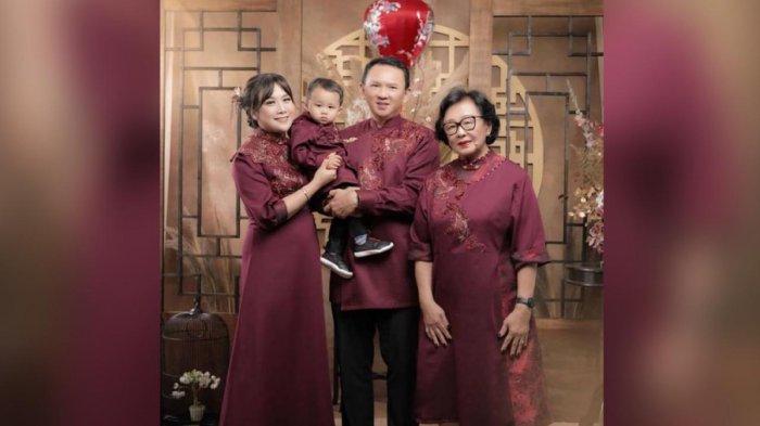 Puput bersama Ahok dan mertuanya saat berfoto menyambut Tahun Baru Imlek