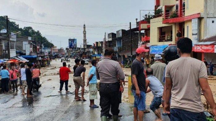 Pusat Kota Wisata Parapat, Kabupaten Simalungun diterjang banjir, Kamis (13/5/2021). (TRIBUN MEDAN/IST)