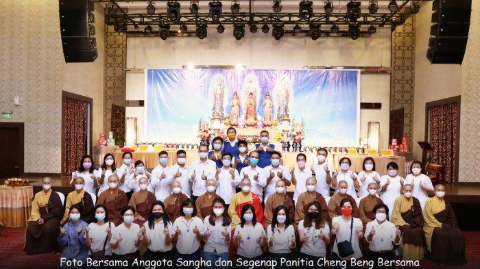 Kolaborasi dari 4 vihara di kota Medan yaitu Mettayana Buddhist Center, Mahapajapati Buddhist Center, Vihara Buddha, dan Vihara Citta Kusala Kshanti mengadakan Upacara Pelimpahan Jasa-Cheng Beng Bersama pada hari Jumat (2/4/2021) bertempat di Karibia Hotel, Medan.