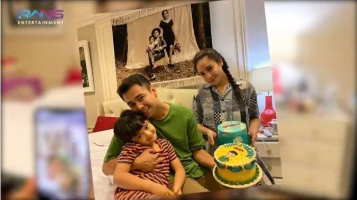 Raffi Ahmad dan Nagita Slavina serta Rafathar. (rans entertainment)