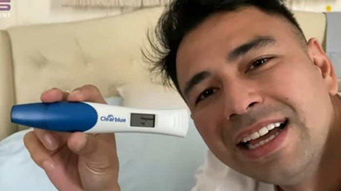 Raffi Ahmad memegang test pack yang digunakan Nagita Slavina