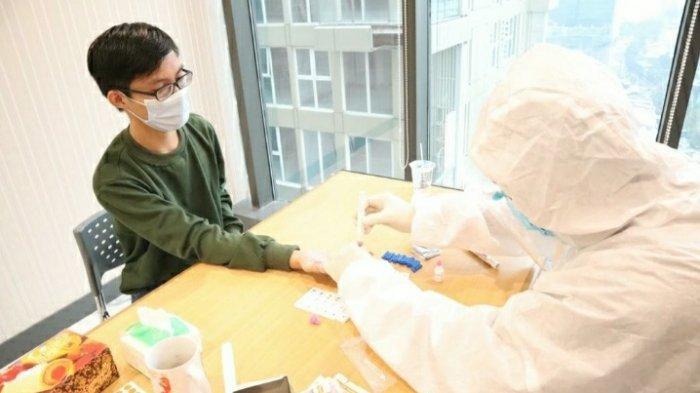 SEORANG mahasiswa NTU Academy Medan mengikuti rapid test gratis di kampusnya, Jl. Perintis Kemerdekaan, No. 3A, Grand Jati Junction, Medan, Sabtu (30/1/2021).