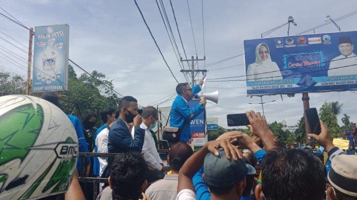 Ratusan mahasiswa gabungan di Binjai melakukan aksi unjuk rasa menolak keras UU Omnibus Law Cipta Kerja di depan Kantor DPRD Binjai, Jumat (9/10/2020)