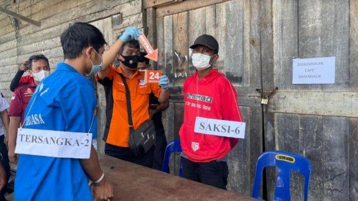 Situasi rekonstruksi pembunuhan seorang guru SD Marta boru Butarbutar di Desa Lumban Lobu, Kecamatan Bonatualunasi, Kabupaten Toba pada Selasa (1/6/2021). (Tribun-medan.com/ Maurits Pardosi)