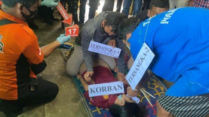 Situasi rekonstruksi pembunuhan seorang guru SD Marta boru Butarbutar di Desa Lumban Lobu, Kecamatan Bonatualunasi, Kabupaten Toba pada Selasa (1/6/2021). (Tribun-medan.com/ Maurits Pardosi)