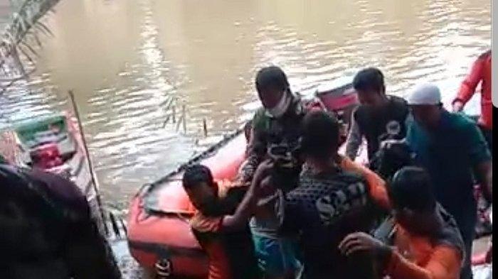 Tim gabungan saat membawa jenazah Rg, anak usia 9 tahun yang jadi korban pembunuhan.