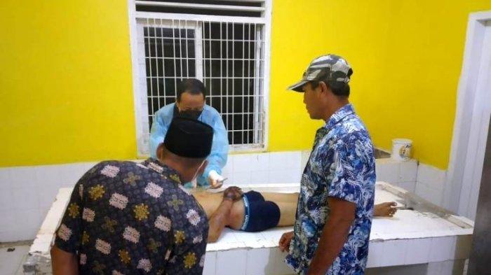 Seorang pemuda bernama Rico Rampati dibunuh ayah pacarnya. Jenazah korban saat divisum di RSU Tanjung Pura.(HO)